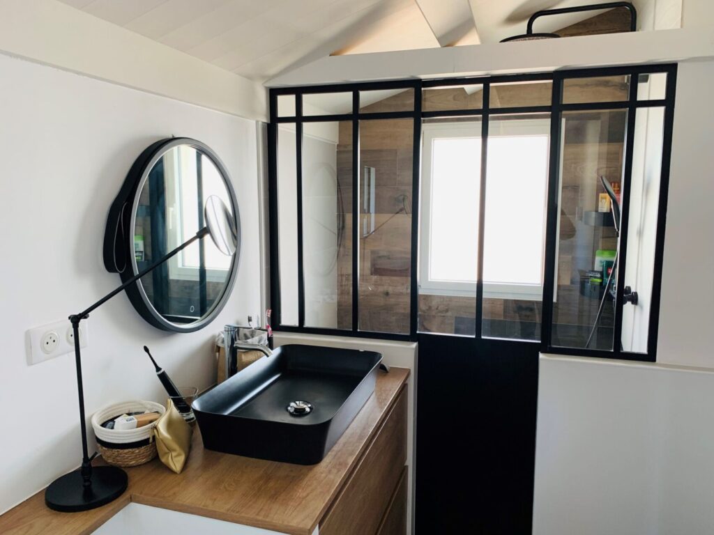 Vue d'un chantier en cours de rénovation, mettant en évidence le travail minutieux effectué par Yeu BTP pour redonner vie à une vieille bâtisse.