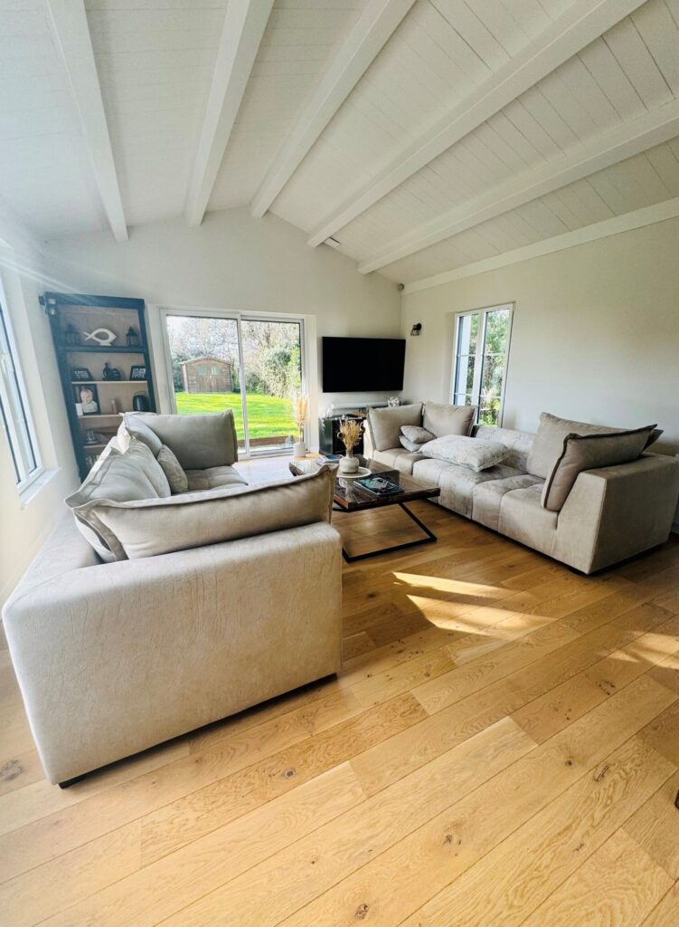 Vue d'un chantier en cours de rénovation, mettant en évidence le travail minutieux effectué par Yeu BTP pour redonner vie à une vieille bâtisse.