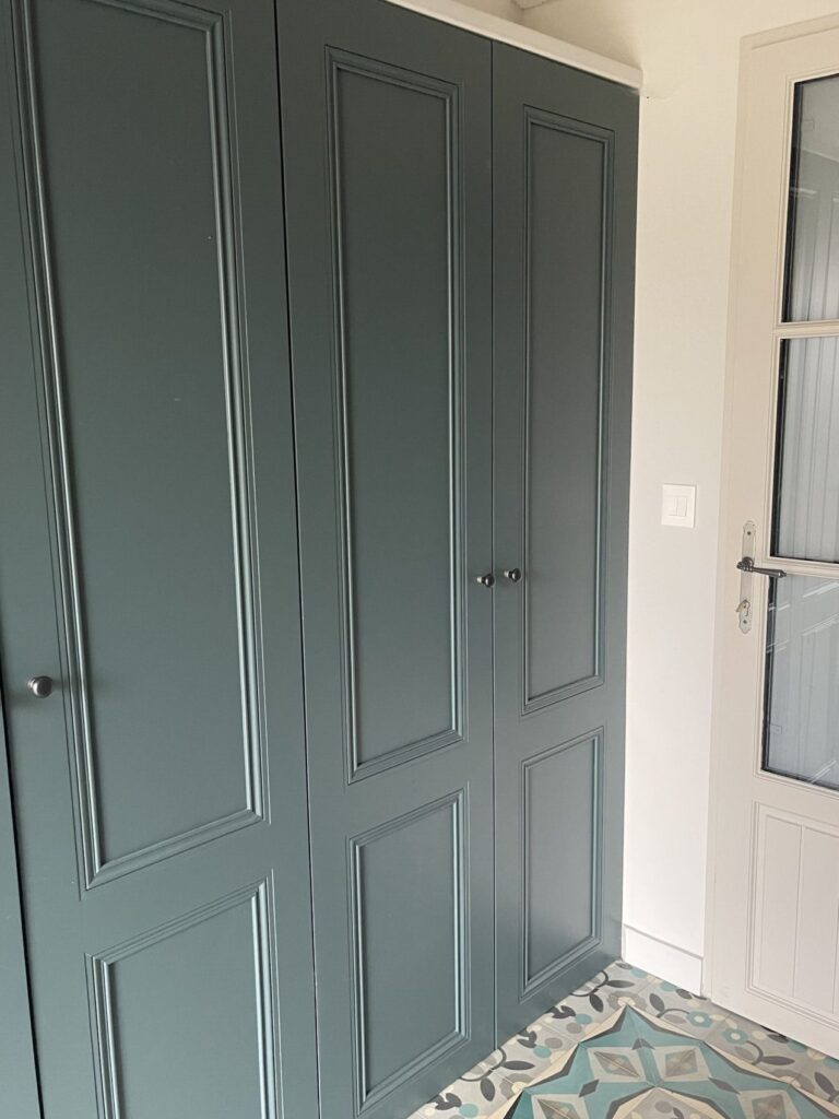 Vue d'un chantier en cours de rénovation, mettant en évidence le travail minutieux effectué par Yeu BTP pour redonner vie à une vieille bâtisse.