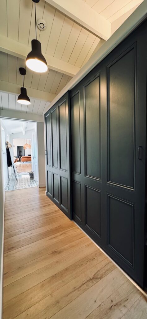 Vue d'un chantier en cours de rénovation, mettant en évidence le travail minutieux effectué par Yeu BTP pour redonner vie à une vieille bâtisse.