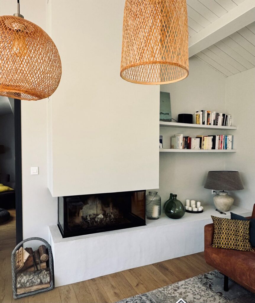 Aménagement d'un patio extérieur cosy et pratique, réalisé sur-mesure par Yeu BTP pour un espace de vie agréable.