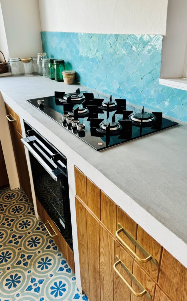 Aménagement d'un patio extérieur cosy et pratique, réalisé sur-mesure par Yeu BTP pour un espace de vie agréable.