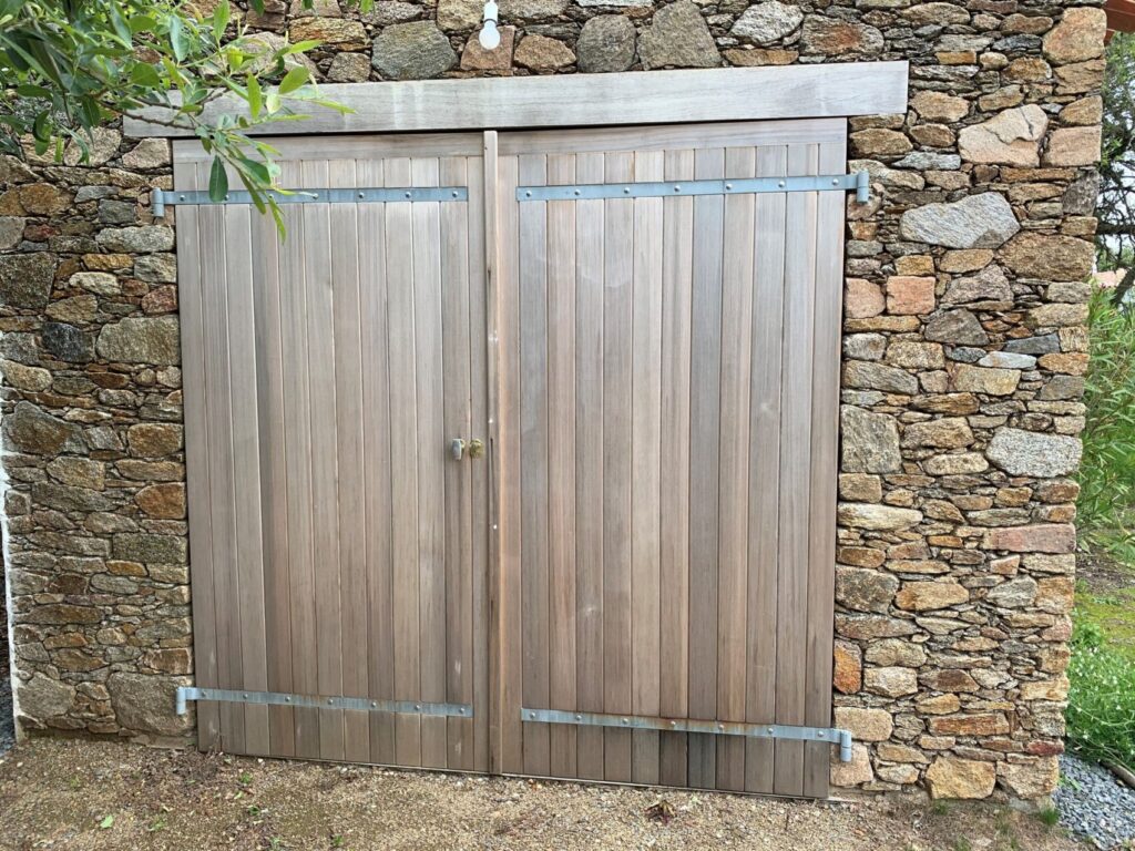 Aménagement d'un patio extérieur cosy et pratique, réalisé sur-mesure par Yeu BTP pour un espace de vie agréable.