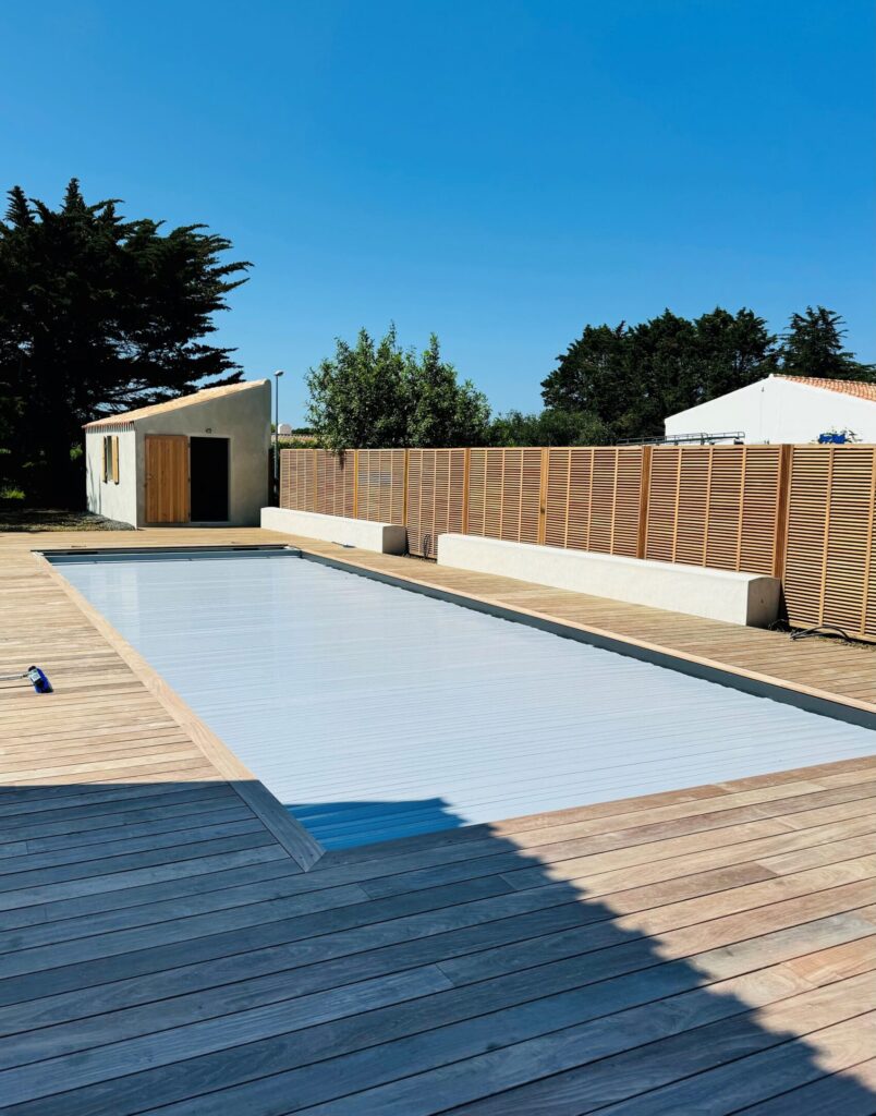 Rénovation soignée de la façade d'une maison ancienne, réalisée par Yeu BTP, préservant son charme d'antan tout en lui offrant un coup de neuf.